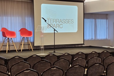 Miniature Location salle Lyon 6 (Rhône) - Les Terrasses du Parc #23 Salle de réception élégante décorée avec des tables rondes, nappes blanches et arrangements floraux raffinés.