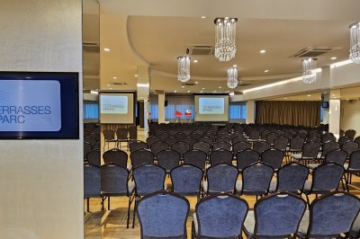 Miniature Location salle Lyon 6 (Rhône) - Les Terrasses du Parc #18 Salle de réception élégante décorée avec des tables rondes, nappes blanches et arrangements floraux raffinés.