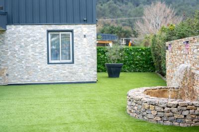 Plat gastronomique composé d'un morceau de viande nappé de sauce et d'un accompagnement de pommes de terre dressées…