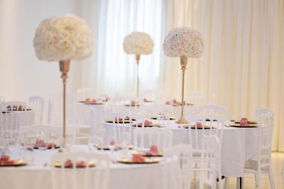 Plat gastronomique composé d'un morceau de viande nappé de sauce et d'un accompagnement de pommes de terre dressées…