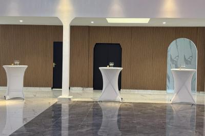 Plat gastronomique composé d'un morceau de viande nappé de sauce et d'un accompagnement de pommes de terre dressées…