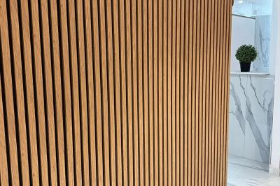 Plat gastronomique composé d'un morceau de viande nappé de sauce et d'un accompagnement de pommes de terre dressées…