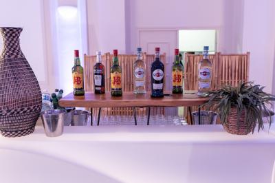 Plat gastronomique composé d'un morceau de viande nappé de sauce et d'un accompagnement de pommes de terre dressées…