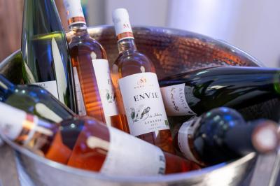 Plat gastronomique composé d'un morceau de viande nappé de sauce et d'un accompagnement de pommes de terre dressées…