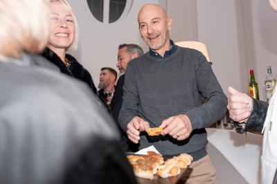Plat gastronomique composé d'un morceau de viande nappé de sauce et d'un accompagnement de pommes de terre dressées…