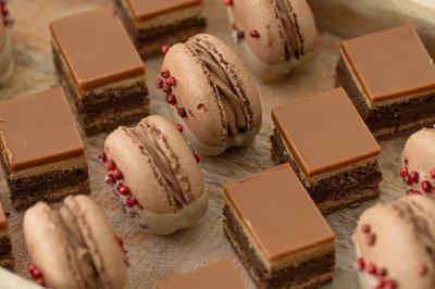 Plat gastronomique composé d'un morceau de viande nappé de sauce et d'un accompagnement de pommes de terre dressées…