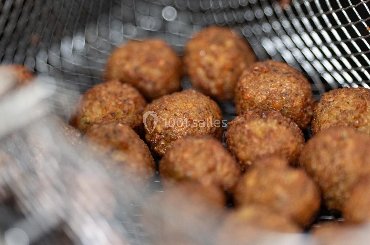 Boulettes de falafel dorées dans une friteuse en métal.