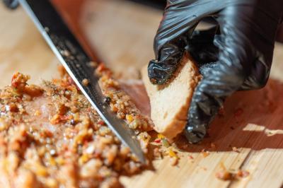 Plat gastronomique composé d'un morceau de viande nappé de sauce et d'un accompagnement de pommes de terre dressées…