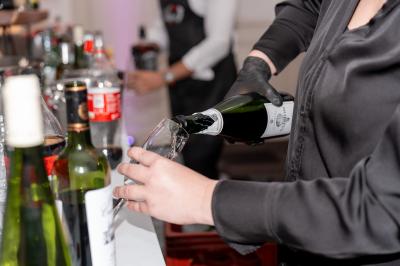 Plat gastronomique composé d'un morceau de viande nappé de sauce et d'un accompagnement de pommes de terre dressées…