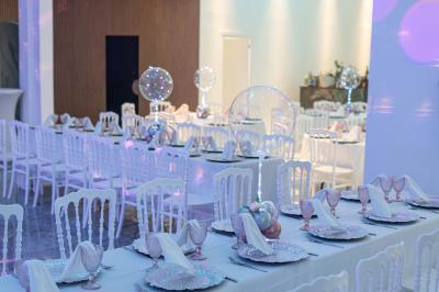 Plat gastronomique composé d'un morceau de viande nappé de sauce et d'un accompagnement de pommes de terre dressées…