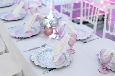 Plat gastronomique composé d'un morceau de viande nappé de sauce et d'un accompagnement de pommes de terre dressées…