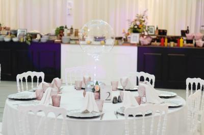 Plat gastronomique composé d'un morceau de viande nappé de sauce et d'un accompagnement de pommes de terre dressées…