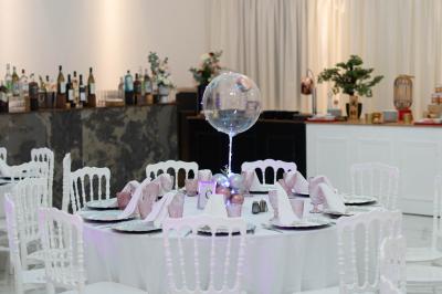 Plat gastronomique composé d'un morceau de viande nappé de sauce et d'un accompagnement de pommes de terre dressées…