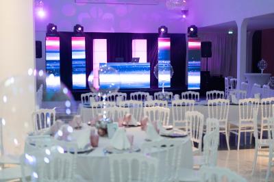 Plat gastronomique composé d'un morceau de viande nappé de sauce et d'un accompagnement de pommes de terre dressées…