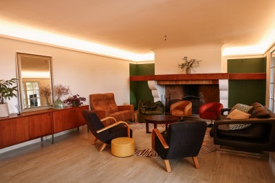 Miniature Location salle Lunel (Hérault) - Mas Saint Ange #12 Serviettes pliées sur un lit avec un cadre décoratif au mur dans une pièce aux tons neutres.