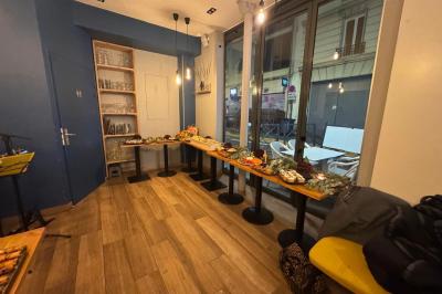 Plateau de fromages variés avec fruits secs, raisins et condiments, disposé sur une table en bois décorée de feuillage.