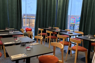 Salade composée de légumes frais, poulet effiloché et betteraves, avec une vinaigrette à part et des couverts sur une…