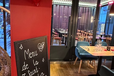 Salade composée de légumes frais, poulet effiloché et betteraves, avec une vinaigrette à part et des couverts sur une…