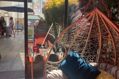 Salade composée de légumes frais, poulet effiloché et betteraves, avec une vinaigrette à part et des couverts sur une…