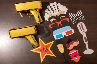 Miniature My Pics Memories #7 Quatre bandes de photos imprimées montrant des personnes souriantes dans un photomaton, posées sur une surface grise.