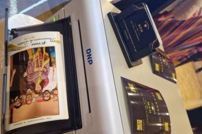 Miniature My Pics Memories #8 Quatre bandes de photos imprimées montrant des personnes souriantes dans un photomaton, posées sur une surface grise.