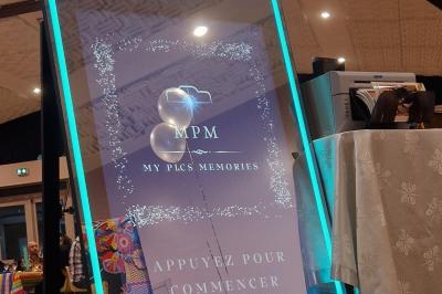 Miniature My Pics Memories #9 Quatre bandes de photos imprimées montrant des personnes souriantes dans un photomaton, posées sur une surface grise.