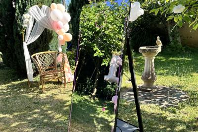 Miniature My Pics Memories #2 Quatre bandes de photos imprimées montrant des personnes souriantes dans un photomaton, posées sur une surface grise.