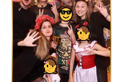 Miniature My Pics Memories #5 Quatre bandes de photos imprimées montrant des personnes souriantes dans un photomaton, posées sur une surface grise.