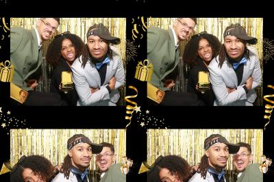 Miniature My Pics Memories #6 Quatre bandes de photos imprimées montrant des personnes souriantes dans un photomaton, posées sur une surface grise.