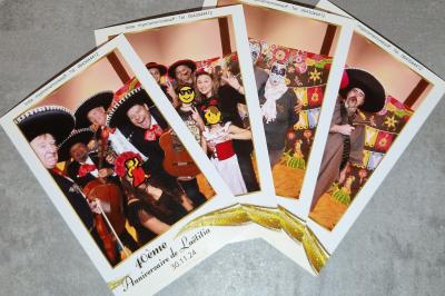 Miniature My Pics Memories #10 Quatre bandes de photos imprimées montrant des personnes souriantes dans un photomaton, posées sur une surface grise.