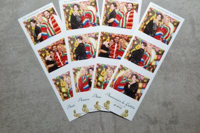 Miniature My Pics Memories #11 Quatre bandes de photos imprimées montrant des personnes souriantes dans un photomaton, posées sur une surface grise.