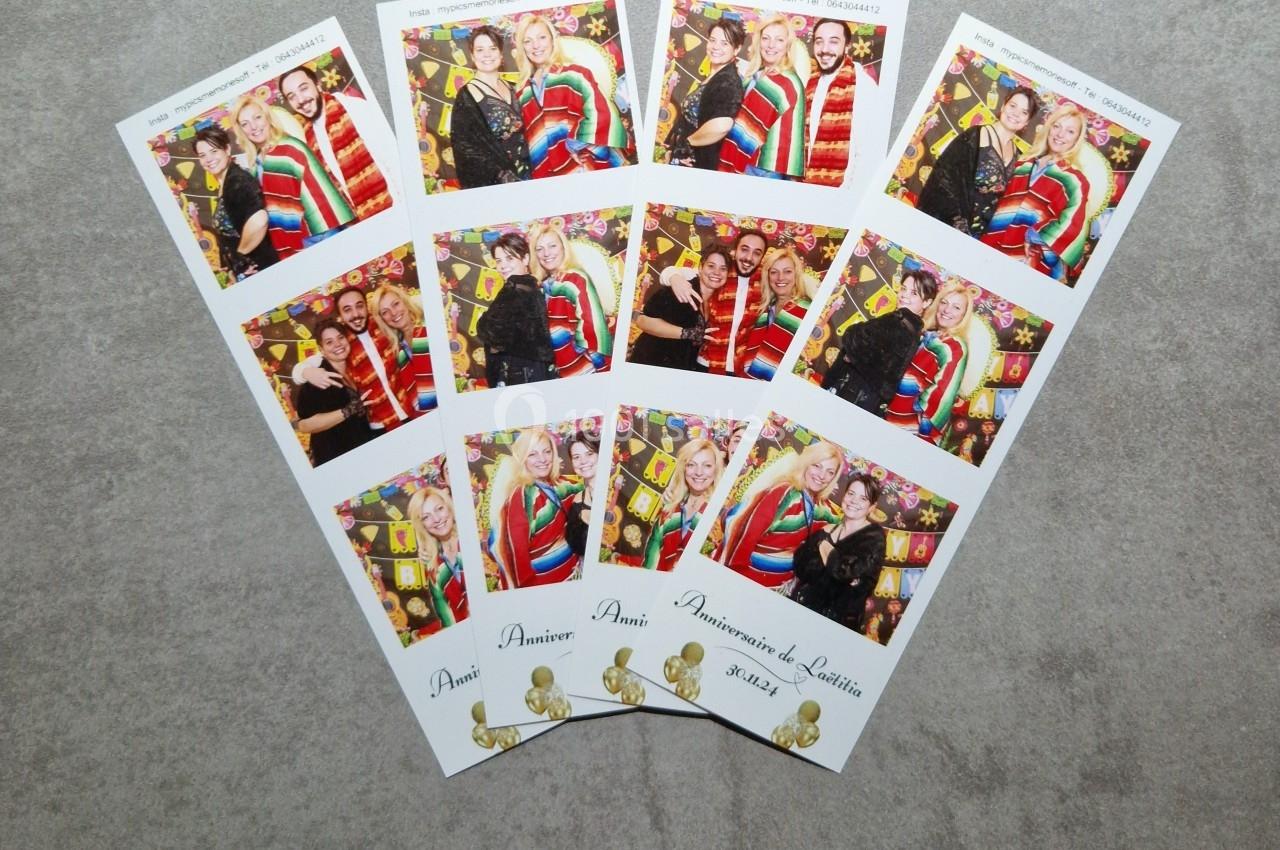 Quatre bandes de photos imprimées montrant des personnes souriantes dans un photomaton, posées sur une surface grise.