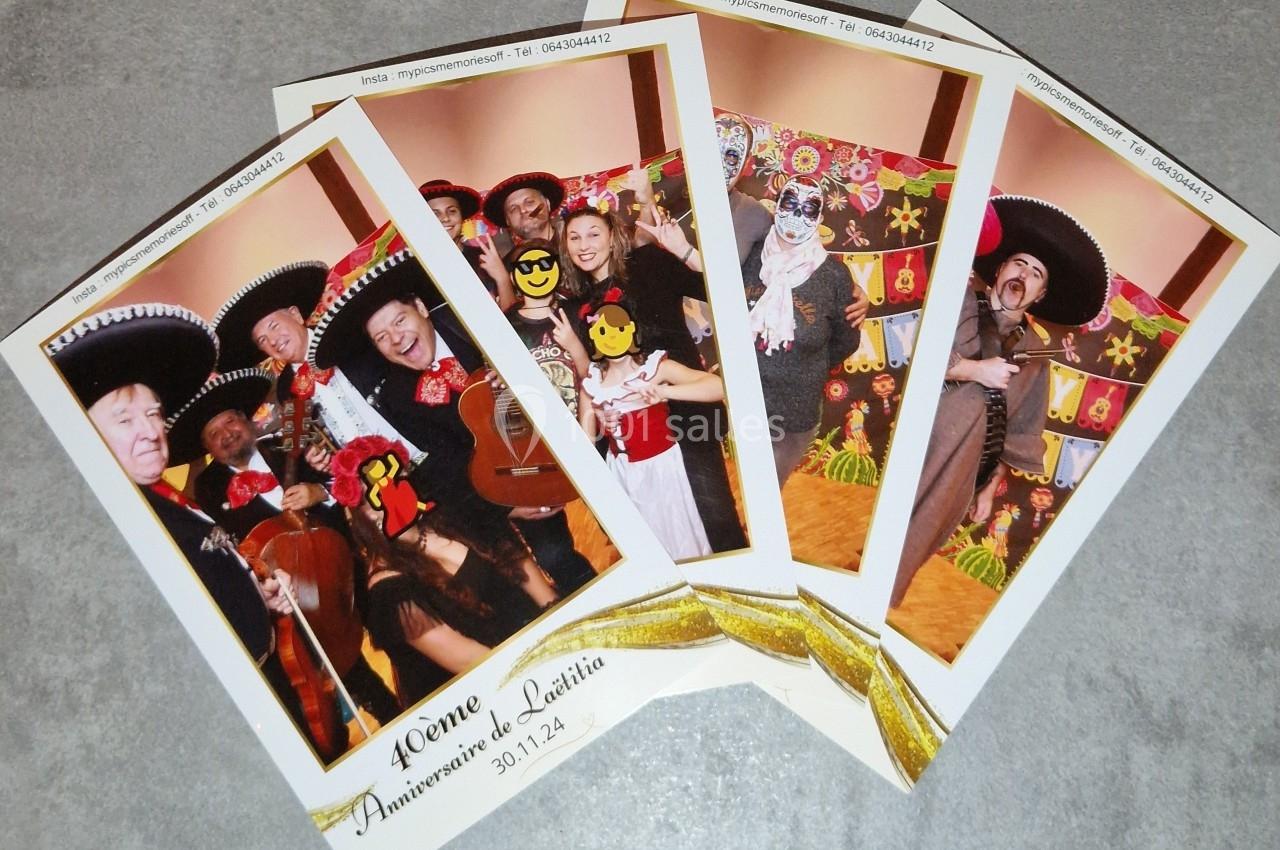 Quatre photos imprimées d'une fête avec des personnes en costumes traditionnels mexicains et des décorations colorées.