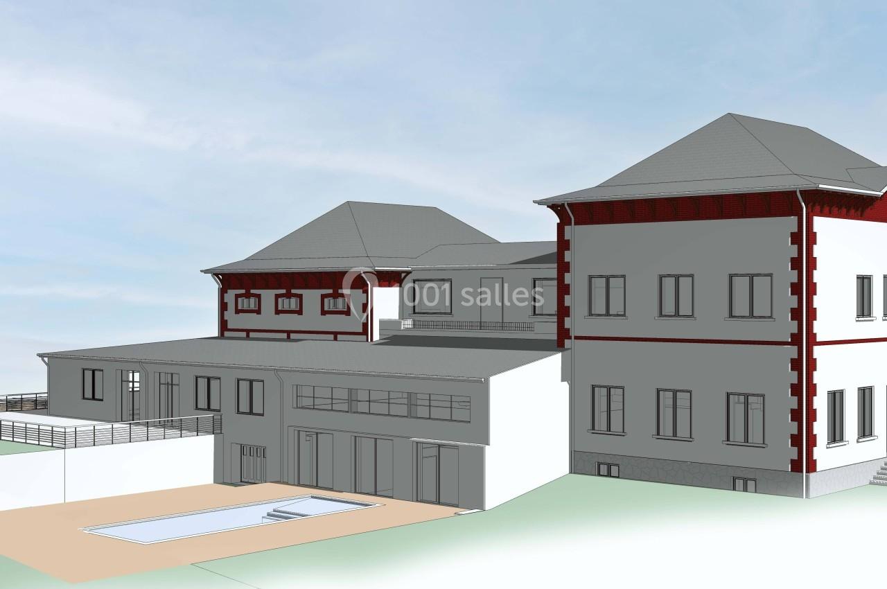 Modélisation 3D d'une grande maison avec piscine, terrasses et toits en pente sous un ciel dégagé.