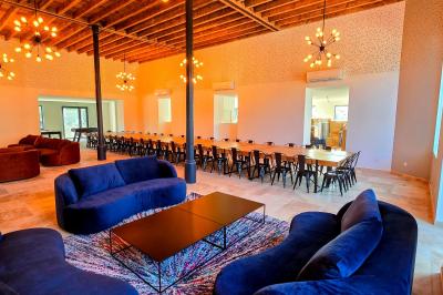 Miniature Location salle Épinac (Saône-et-Loire) - La Fabrique des Ducs By Vindihouses #7 Vue aérienne d'un grand bâtiment avec toit en ardoise, entouré d'arbres, d'une piscine et d'une allée pavée.