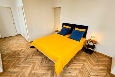 Miniature Location salle Épinac (Saône-et-Loire) - La Fabrique des Ducs By Vindihouses #16 Vue aérienne d'un grand bâtiment avec toit en ardoise, entouré d'arbres, d'une piscine et d'une allée pavée.