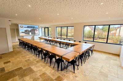 Miniature Location salle Épinac (Saône-et-Loire) - La Fabrique des Ducs By Vindihouses #8 Vue aérienne d'un grand bâtiment avec toit en ardoise, entouré d'arbres, d'une piscine et d'une allée pavée.