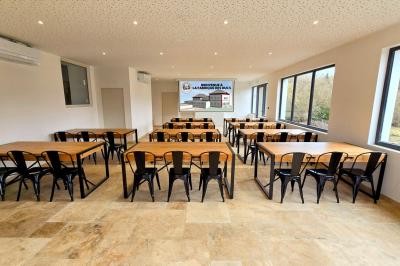 Miniature Location salle Épinac (Saône-et-Loire) - La Fabrique des Ducs By Vindihouses #6 Vue aérienne d'un grand bâtiment avec toit en ardoise, entouré d'arbres, d'une piscine et d'une allée pavée.