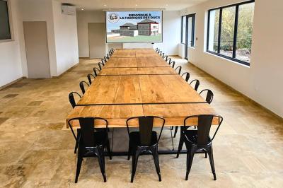 Miniature Location salle Épinac (Saône-et-Loire) - La Fabrique des Ducs By Vindihouses #2 Vue aérienne d'un grand bâtiment avec toit en ardoise, entouré d'arbres, d'une piscine et d'une allée pavée.