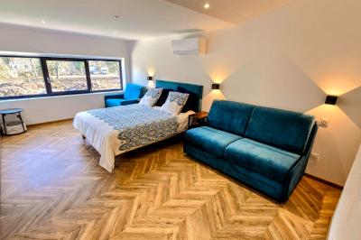 Miniature Location salle Épinac (Saône-et-Loire) - La Fabrique des Ducs By Vindihouses #23 Vue aérienne d'un grand bâtiment avec toit en ardoise, entouré d'arbres, d'une piscine et d'une allée pavée.