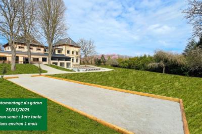 Miniature Location salle Épinac (Saône-et-Loire) - La Fabrique des Ducs By Vindihouses #12 Vue aérienne d'un grand bâtiment avec toit en ardoise, entouré d'arbres, d'une piscine et d'une allée pavée.