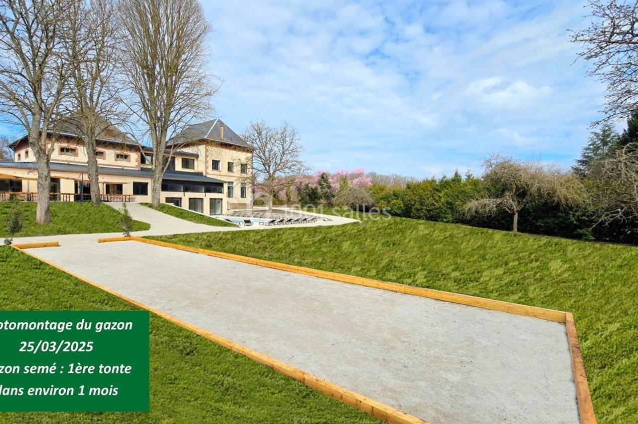 Photomontage d'un jardin avec pelouse en cours de pousse, allée centrale en gravier et maison en arrière-plan.