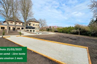 Miniature Location salle Épinac (Saône-et-Loire) - La Fabrique des Ducs By Vindihouses #13 Vue aérienne d'un grand bâtiment avec toit en ardoise, entouré d'arbres, d'une piscine et d'une allée pavée.