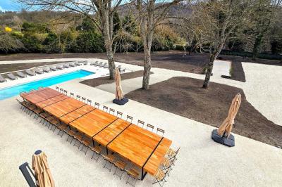 Miniature Location salle Épinac (Saône-et-Loire) - La Fabrique des Ducs By Vindihouses #14 Vue aérienne d'un grand bâtiment avec toit en ardoise, entouré d'arbres, d'une piscine et d'une allée pavée.