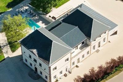Miniature Location salle Épinac (Saône-et-Loire) - La Fabrique des Ducs By Vindihouses #26 Vue aérienne d'un grand bâtiment avec toit en ardoise, entouré d'arbres, d'une piscine et d'une allée pavée.
