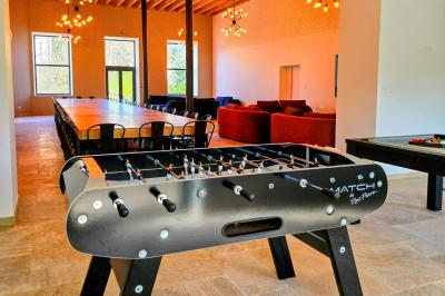 Plan d'étage détaillé montrant la disposition des chambres, couloirs et espaces communs d'un bâtiment.