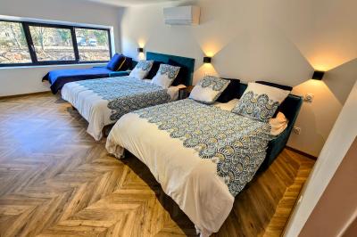 Plan d'étage détaillé montrant la disposition des chambres, couloirs et espaces communs d'un bâtiment.