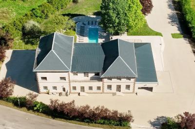 Plan d'étage détaillé montrant la disposition des chambres, couloirs et espaces communs d'un bâtiment.