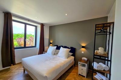 Plan d'étage détaillé montrant la disposition des chambres, couloirs et espaces communs d'un bâtiment.