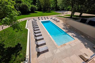 Plan d'étage détaillé montrant la disposition des chambres, couloirs et espaces communs d'un bâtiment.